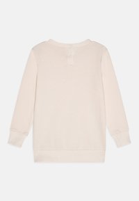 Garbamento a maniche lunghe rosa chiaro con colletto rotondo, dettaglio a due bottoni e polsini a coste. Tessuto morbido con una texture liscia.
