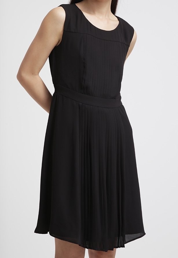 Vestito nero senza maniche con gonna plissettata, vita aderente e scollatura tonda. Realizzato in tessuto leggero con una trama liscia.