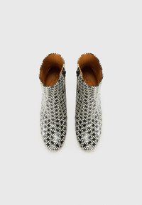 Chie Mihara MANU - Botines de cuña - black