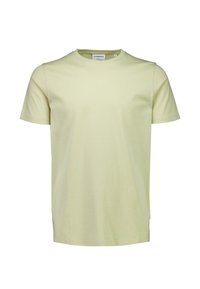 Maglietta gialla chiaro in cotone a maniche corte con scollo tondo, taglia media, con etichetta del marchio visibile all'interno del colletto.