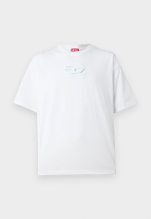 T-shirt en coton blanc avec un col rond, des manches courtes, et un logo embossé centré dans une teinte subtile sur le devant.