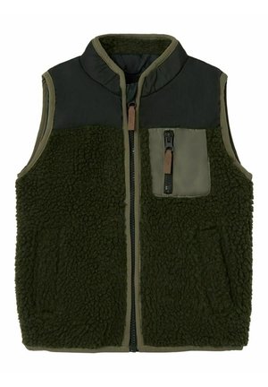 Ciemnozielona bezrękawnikowa kamizelka polarowa z pełnym zamkiem błyskawicznym z przodu, zapinaną na zamek kieszenią na piersi oraz gładkim panelem materiału na ramionach i klatce piersiowej.