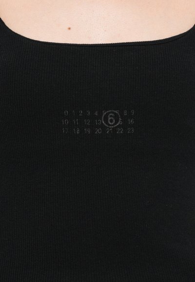 Débardeur noir à côtes présentant une échelle de taille imprimée subtile à l'avant, allant de 0 à 23, dans une couleur sombre assortie.