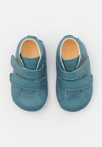 Blaue Lederschuhe mit zwei verstellbaren Klettverschlüssen, runder Zehenform, glatter Textur und kontrastierenden Nähdetails.