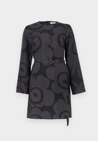 Φόρεμα μήκους μέχρι το γόνατο σε σκούρο γκρι ύφασμα με μεγάλα μαύρα λουλουδάτα σχέδια, μακριά μανίκια, στρογγυλή λαιμόκοψη και ζώνη που ταιριάζει.