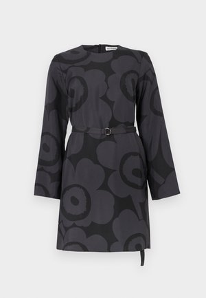 Šaty délky ke kolenům z tmavě šedé látky s velkými černými květinovými vzory, dlouhými rukávy, kulatým výstřihem a sladěným pásem.