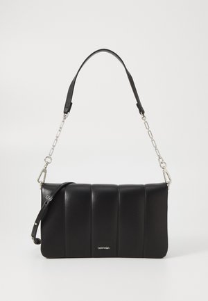 Zwarte, gewatteerde, rechthoekige schoudertas met zilverkleurige ketting en leren riem, voorzien van het Calvin Klein-logo in het midden aan de voorkant.