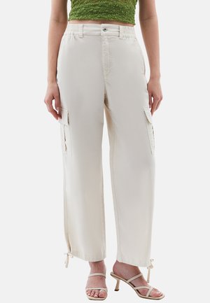 Pantaloni cargo beige con vestibilità rilassata, tasche laterali e stringhe regolabili all'orlo. Tessuto liscio e chiusura a bottone in vita.