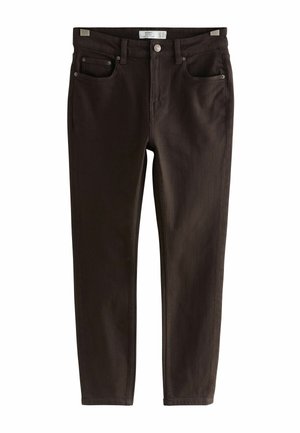 Ciemnobrązowe, wąskie, wysokie jeansy z przodu zapinane na guziki i zamek, z pięcioma kieszeniami, ułożone na płasko na białym tle.