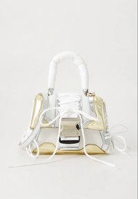 Μικρή τσάντα χειρός με εξωτερική επιφάνεια από δίχτυ και συνθετικό δέρμα σε ασημί και χρυσό, με λευκές λεπτομέρειες, επάνω λαβή και διακοσμητικά δαντέλας.