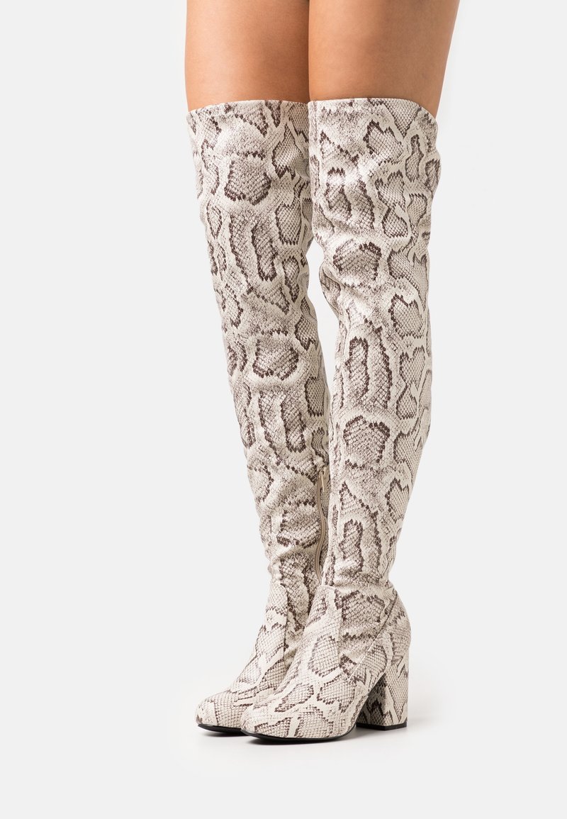 Over-the-knee laarzen in beige en bruin nep-slangenprint. Blokhak en gestructureerd oppervlak met een afgeronde tekening. Ritsdetail aan de zijkant.