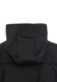 Chaqueta negra con capucha que presenta una textura suave y mate, y un cuello alto, con costuras visibles en la parte trasera y los hombros.