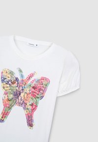T-shirt bianco con maniche corte a sbuffo. Presenta una grafica di farfalla a fantasia floreale multicolore decorata con paillettes.