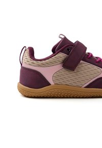Scarpa sportiva viola e beige con una tomaia testurizzata, cinturino in velcro, dettagli rosa e suola in gomma con battistrada a motivo.