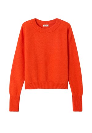 Ryškiai oranžinis ilgomis rankovėmis megztinis su apvalia iškirpte, su riboto rašto rankogaliais ir apačia, atvaizduotas išskleistas ant balto fono.