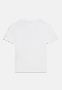 Λευκό βαμβακερό T-shirt με κοντά μανίκια, V-λαιμόκοψη, ελάχιστες ραφές και απαλή υφή. Απλό και μονόχρωμο χωρίς σχέδια.