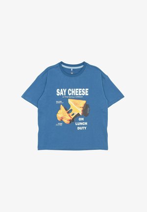 Tricou din bumbac albastru, cu text grafic "ZÂMBEȘTE" și o ilustrație cu brie, având frazele "PE DATORIE PENTRU PRÂNZ" și "UMPLUT cu brânză topită."