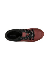 Sneaker in suede rosso con colletto in tessuto nero, lacci neri e bianchi e lingua imbottita. Presenta un logo all'interno della scarpa.