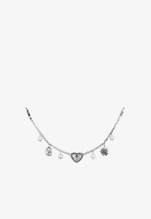 Bracelet en chaîne argentée avec des charms en forme de cœur et d'étoile, accentué par trois perles blanches, avec des détails complexes et une finition brillée.