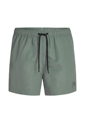 Shorts de bain verts pour hommes avec cordon de serrage noir réglable et petit logo sur la partie inférieure de la jambe gauche.