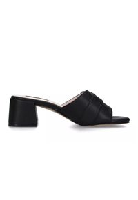 Mule in pelle nera con tacco blocco, dotate di tre cinturini orizzontali sulla parte superiore. Design open-toe con finitura liscia e bordi arrotondati.