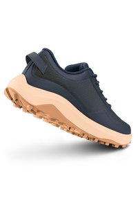 Granatowe buty hikingowe z siateczkowym wierzchem, kremową gumową podeszwą i teksturowanymi akcentami, z uchwytem na pięcie i sznurowadłami.