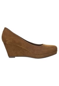 Zapato de tacón cuña de ante marrón con punta redondeada, textura suave y plataforma en la parte delantera para mayor altura y estabilidad.