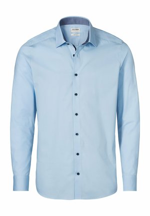 Camicia manica lunga azzurro chiaro con bottoni davanti, bottoni scuri e un design a contrasto nel colletto interno. Tessuto liscio con una vestibilità aderente.