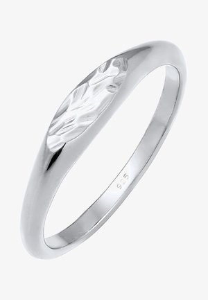 Bague en argent avec une surface ovale facettée et texturée et un poinçon "925" indiquant de l'argent sterling.