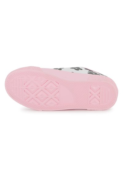 Λευκό αθλητικό παπούτσι από καουτσούκ με μαύρο φυτικό σχέδιο. Διαθέτει ροζ υφασμένη σόλα με διαμάντια και οριζόντια ριγωτά σχέδια.