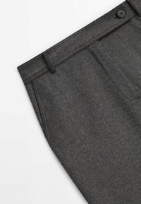 Grijze wollen blend broek met een soepele textuur, voorzien van een rechte voorkant, zijzakken, knoopsluiting en een getailleerde pasvorm.