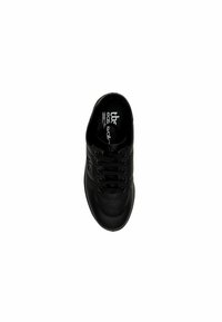 Sort sneaker med en struktureret læderoverdel, rund tå og seks snørehullerne. Har et brandinglogo på siden og en polstret indersål.