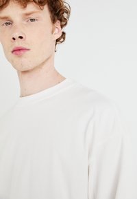 Weekday GREAT BOXY LONG SLEEVE  - Hosszú ujjú felső - white