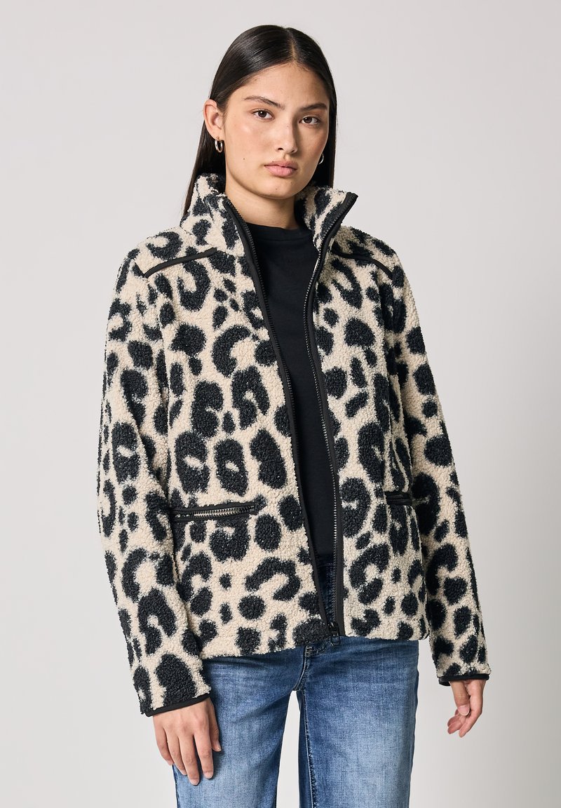 Chaqueta de forro polar con estampado de leopardo en crema y negro, con un alto cuello, bolsillos con cremallera y una tela suave y texturizada. Ajuste estructurado.