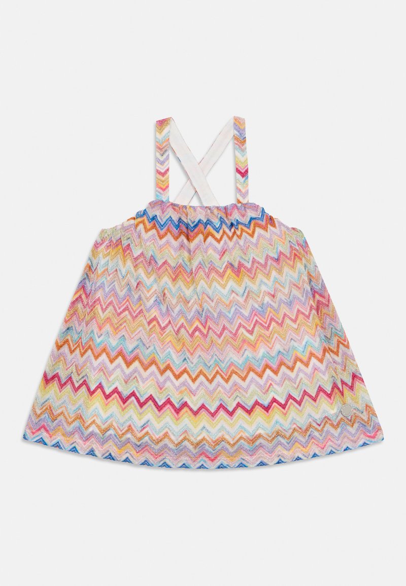 Φόρεμα με πολύχρωμο μοτίβο σε σχήμα ψαροκόκκαλου, με σφηκοειδή μέση, λευκές διασταυρωμένες τιράντες και φούστα σε σχήμα καμπάνας, σε ζωντανές αποχρώσεις ροζ, μπλε και κίτρινου.