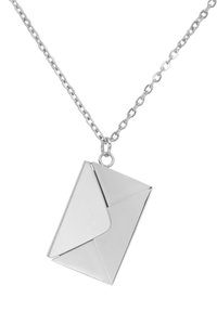 Collana con pendente d'argento a forma di busta, caratterizzata da un design tridimensionale con finitura lucida e una catena a maglie.