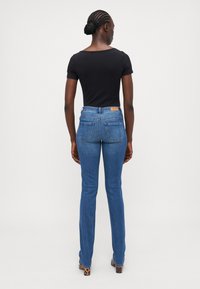 ONLY Tall ONLWAUW MID WAIST - Slim fit jeans - medium blue denim
