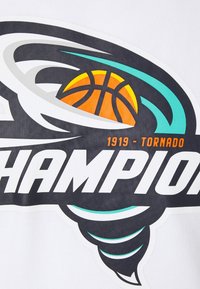 Vitt tyg med en grafisk design som inkluderar en tornado, en basketboll och fet text som står "CHAMPION" med svarta och orange detaljer.