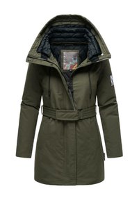 Veste olive avec fermeture éclair et ceinture, dotée d'une capuche matelassée, de cordons de serrage ajustables et d'un patch sur la manche.