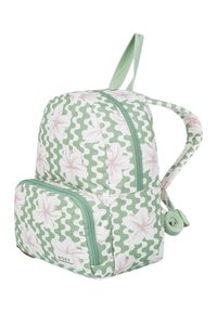 Grøn rygsæk med mønster og hvidt bølgemotiv samt pink blomsterdetaljer, der har et lynlåset hovedrum og en frontlomme, samt justerbare stropper.