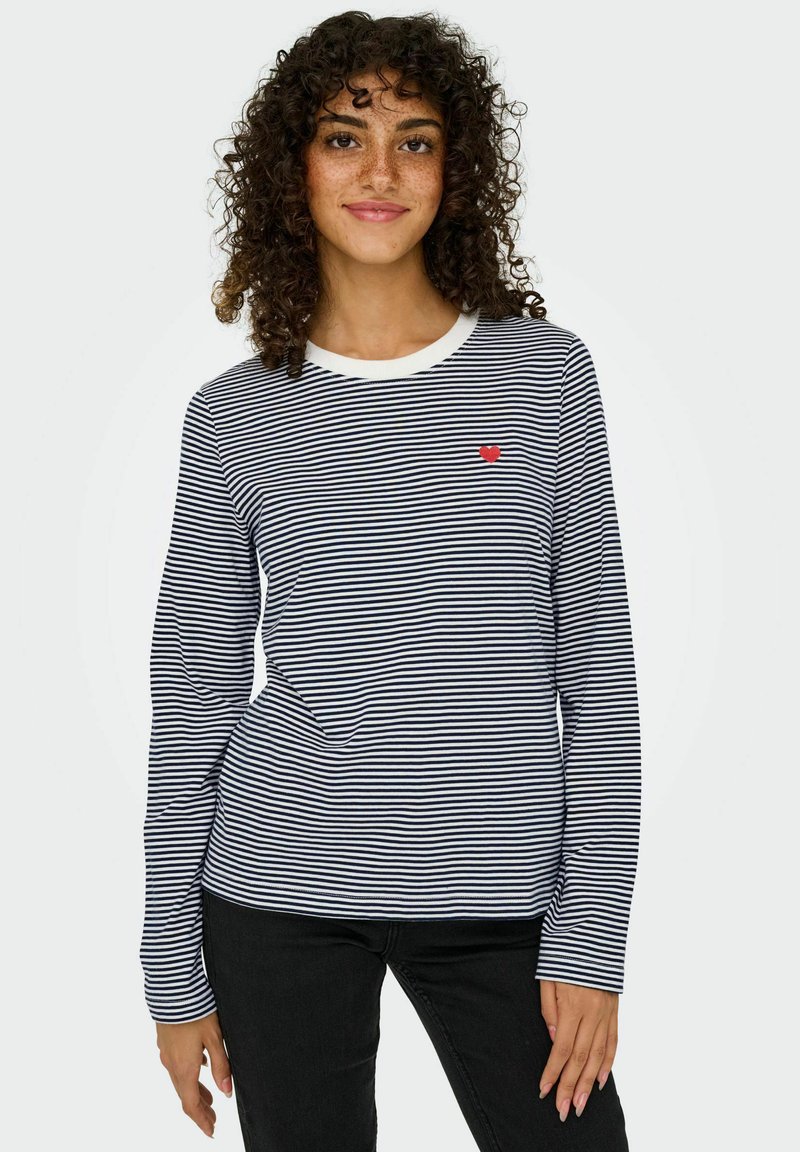 Langsleeve gestreepte shirt in marineblauw en wit, met een rood hartlogo op de borst en een witte ronde hals. Minimalistisch ontwerp.