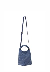 Blå vævet håndtaske med et unikt tekstureret design, der har et rundt håndtag og en aftagelig strop til crossbody eller skulderbæring.