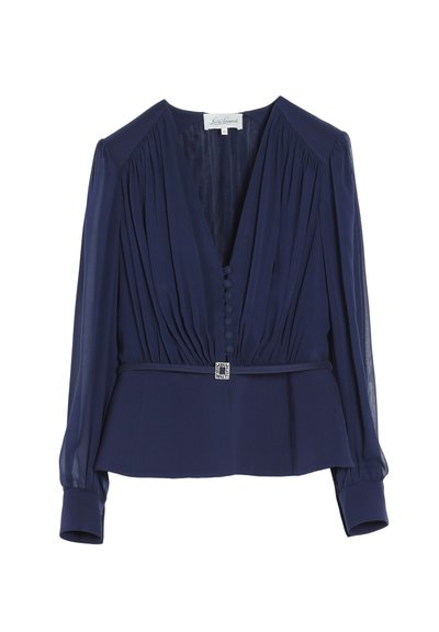 Blouse bleu marine à manches longues avec col en V, boutons recouverts de tissu sur le devant, détails plissés et ceinture fine avec boucle carrée décorative.