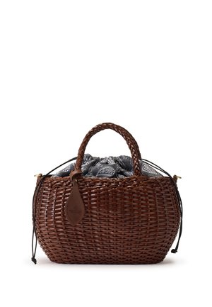 Borsa a cesta marrone intrecciata con manici intrecciati e fodera in tessuto nero e bianco a fantasia che sbuca dalla parte superiore.