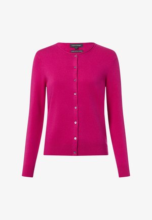 Fuchsia cardigan gemaakt van biologische katoen en kasjmier, met een ronde hals, lange mouwen en een knoopsluiting aan de voorkant met zilveren accenten.