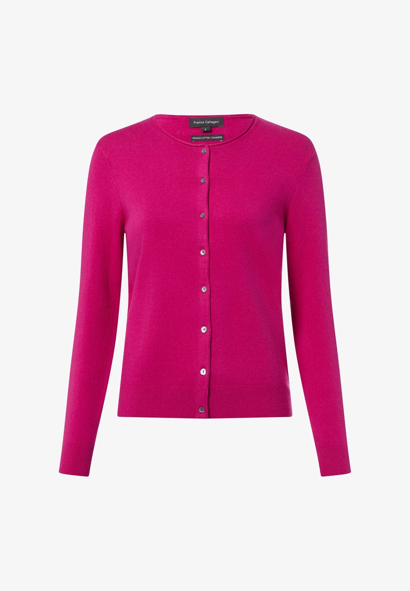Fuchsia cardigan gemaakt van biologische katoen en kasjmier, met een ronde hals, lange mouwen en een knoopsluiting aan de voorkant met zilveren accenten.