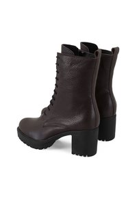 Bruine leren enkelboots met een textuurafwerking, vetersluiting aan de voorkant en een blokhak. Voorzien van een stevige zool voor grip en duurzaamheid.