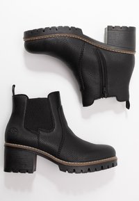 Botas negras de cuero hasta el tobillo con un acabado texturizado, paneles laterales elásticos y un zipper lateral. Tacón cuadrado con una suela resistente y costuras de contraste.