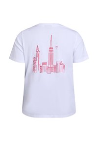 Biela bavlnená tričko s červeným kresbou panorámy mesta, kde sú znázornené významné budovy vrátane Empire State Building a srdca.