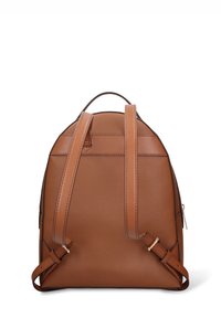 Sac à dos en cuir marron avec une forme arquée, deux bretelles réglables et une poignée supérieure. Caractérisé par des coutures minimales et des ferrures dorées.